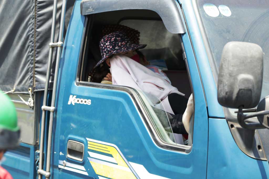 Nắng rát da thịt, chị em phụ nữ ở Sài Gòn hoá ninja trong ngày 8.3 - 10