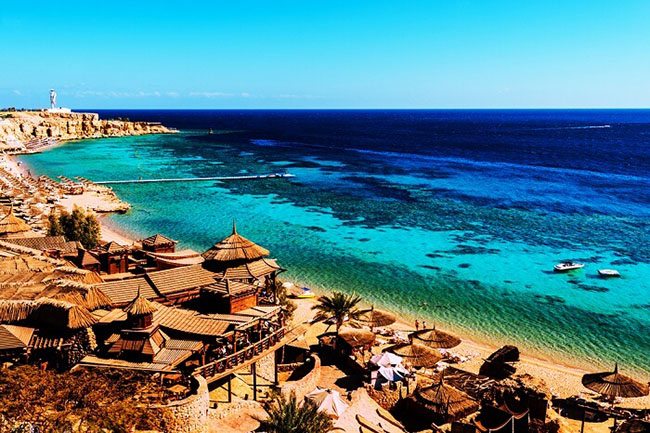 Sharm El Sheikh- Ai Cập: Giống như một ốc đảo nằm giữa sa mạc, Sharm El Sheikh là một thị trấn nghỉ mát kỳ lạ nằm giữa những dãy núi Sinai hùng vĩ và Biển Đỏ. Khu nghỉ mát Sharm El Sheikh tọa lạc trên mảnh đất của các kim tự tháp gồm các rạn san hô phong phú, bờ biển trải dài những hàng cọ, và những bãi biển cực đẹp, là nơi hoàn hảo cho một tuần trăng mật không thể nào quên tại Châu Phi. Thời gian tốt nhất để tham quan: Tháng 4, giữa tháng 10 đến tháng 11.