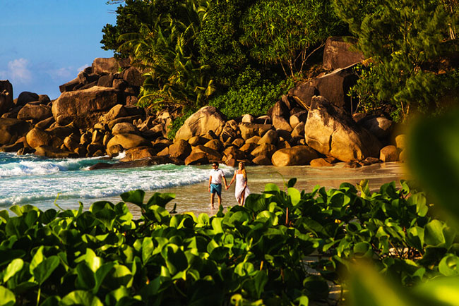Seychelles: Mặc dù Seychelles không phải là nơi lý tưởng để đi nghỉ mát lãng mạn bởi nó như ốc đảo nằm giữa sa mạc. Nhưng với những cặp đôi ưa thích sự riêng tư và tĩnh lặng, quần đảo Seychelles là&nbsp;một lựa chọn thích hợp. Thời gian tốt nhất để tham quan: Tháng 4, 5 đến tháng 10, 11.