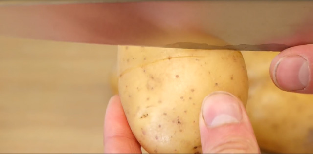 Mẹo giúp bóc vỏ khoai tây siêu nhanh - 1