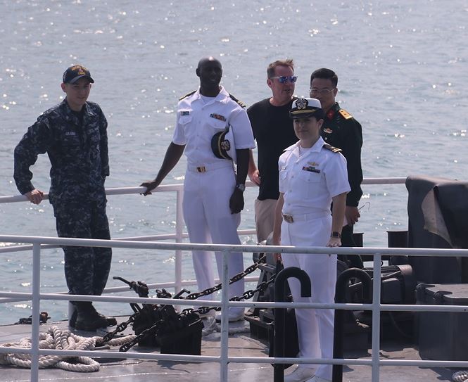 Những bóng hồng trên tàu sân bay Mỹ USS Carl Vinson - 1