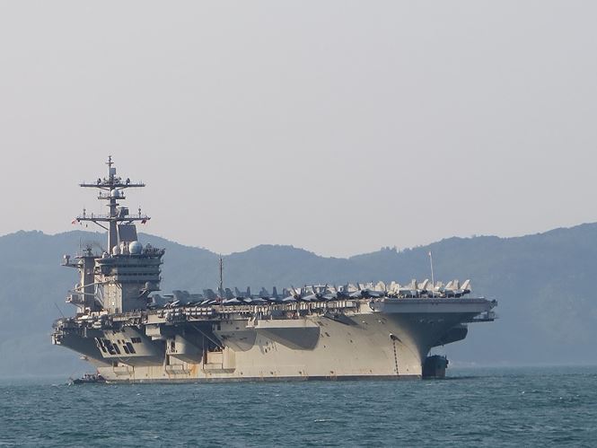 Những bóng hồng trên tàu sân bay Mỹ USS Carl Vinson - 16