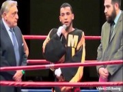 Thể thao - Choáng váng: Võ sỹ boxing thắng trận, vạch quần khoe điều &quot;giật mình&quot;