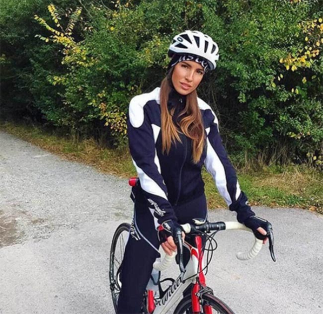 Bước sang tuổi 26 và đã theo nghiệp đua xe đạp đã lâu, Lucia Javorcekova thu hút hơn 1 triệu người theo dõi tài khoản Instagram của cô.
