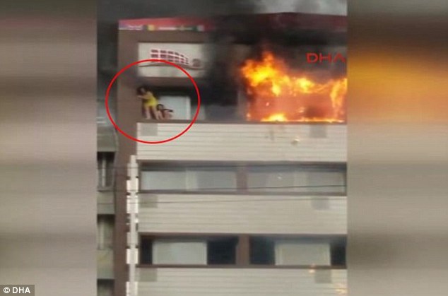 Trốn hỏa hoạn, cô gái rơi từ tầng 6 khách sạn Thổ Nhĩ Kỳ - 1
