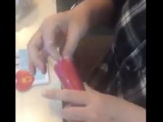 Bạn trẻ - Cuộc sống - 3 món quà 8/3 độc nhất, khiến phái đẹp "té ghế ngất xỉu" khi nhận được