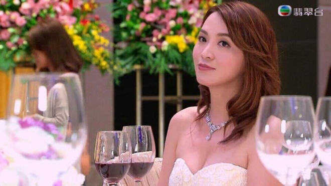 Bất chấp lệnh cấm, “bà trùm” 44 tuổi vẫn mặc táo bạo trong phim mới - 2