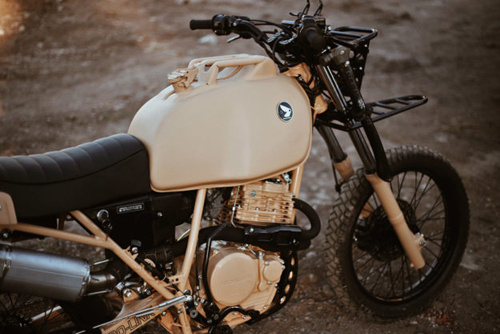 Herencia hô biến chiếc Honda XL600R theo phong cách &#34;nhà binh&#34; - 5