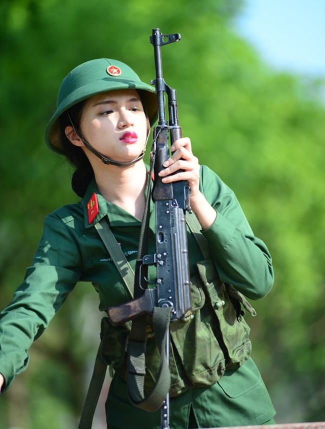 Hình ảnh nữ quân nhân quật cường nhưng vô cùng duyên dáng, xinh đẹp của nữ ca sĩ có xuất phát điểm từ chương trình Vietnam Idol.
