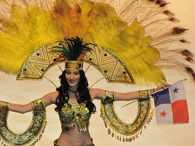 Panama City, Panama: Phiên bản Carnival của Thành phố Panama rất tưng bừng với các cuộc diễu hành đường phố bao gồm nhảy múa, uống rượu và trên chiếc xe tải 18 bánh chứa các thùng nước phun xuống đám đông. Carnaval cũng là thời điểm để phụ nữ mặc bộ trang phục truyền thống - đó là thổ dân Panama - cùng với đồ trang sức của gia đình.