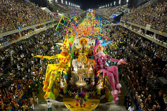 Rio de Janeiro: Đây là lễ hội Carnival lớn nhất thế giới đã thu hút 850.000 khách du lịch tham dự vào năm 2012. Lễ hội bắt nguồn từ những người Bồ Đào Nha, Carnival của Rio mang một hương vị khác lạ với các vũ điệu Samba rộn ràng trên khắp các con phố.
