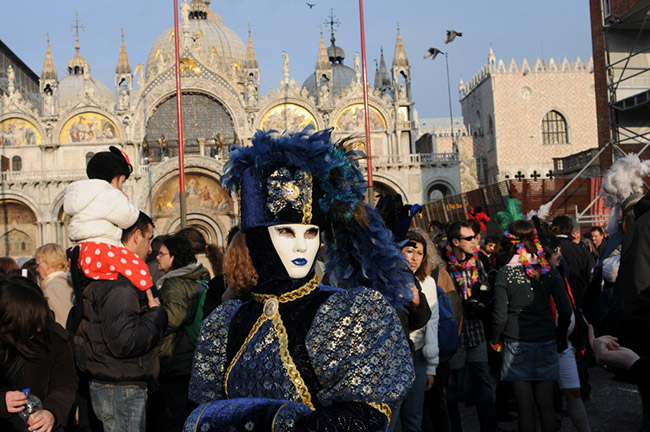 Venice: Những người tham gia lễ hội sẽ mặc những bộ trang phục cổ điển với mặt nạ che mặt, hoặc hóa trang thành những nhân vật kỳ quái trong các truyền thuyết hoang đường, lướt đi một cách huyền bí qua các con phố bên cạnh Carnevale.