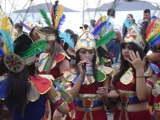 Mazatlán, Mexico: Carnival lớn nhất ở Mexico, lễ hội của Mazatlán kết hợp các yếu tố của một lễ hội fiesta  với âm nhạc và ẩm thực đường phố.