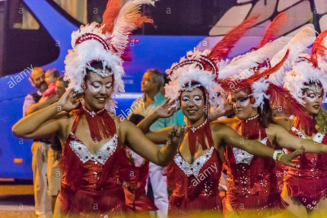 Montevideo, Uruguay: Lễ hội Carnival của Rio được coi là lễ hội lớn ở Nam Mỹ, mặc dù không phải là bữa tiệc khu vực duy nhất. Lễ hội Uruguay bắt nguồn từ gốc rễ Tây Ban Nha và châu Phi. Các buổi biểu diễn trên đường phố gọi là murgas với các các nhóm trống cạnh tranh trong các cuộc diễu hành.