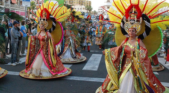 Santa Cruz de Tenerife, Quần đảo Canaria: Carnival được tổ chức dưới danh hiệu "Lễ hội mùa đông". Lễ hội bắt đầu từ diễu hành kiểu hiện đại đến đốt lửa và nhảy múa theo tục lệ truyền thống, với những phụ nữ trong trang phục hóa trang lộng lẫy. Lễ hội bắt đầu muộn và kết thúc vào sáng sớm ngày hôm sau.