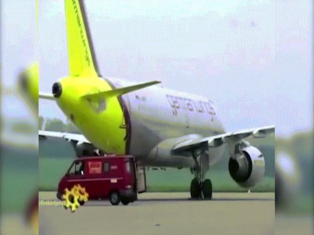 Máy bay Airbus thổi bay xe tải như chiếc lá