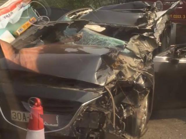 Tin tức trong ngày - “Xế hộp” nát bươm trên cao tốc Hà Nội- Lào Cai