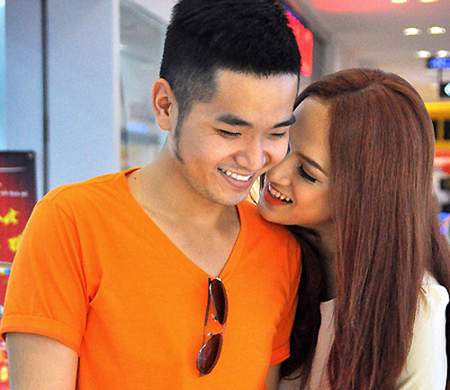 Đúng vào dịp Valentine 2013, Hương Giang và Hồng Phước tung ra sản phẩm chung đầu tiên khiến không ít người khẳng định đây chính là lời công khai thừa nhận tình cảm.