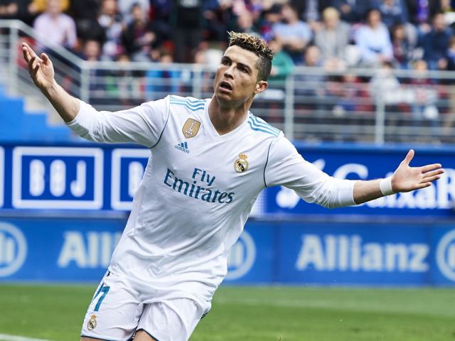 Siêu phàm Ronaldo 33 bàn/34 trận: “Chấp” cả lượt đi vẫn vượt Messi