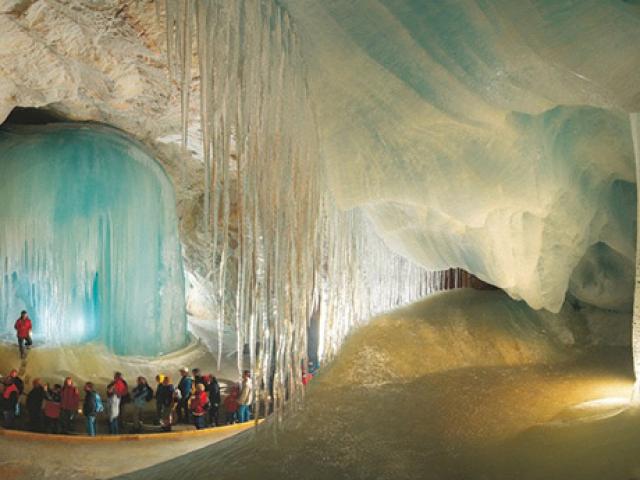 Độc đáo hang động băng giá lớn nhất thế giới