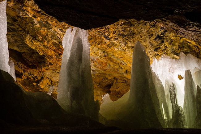 Độc đáo hang động băng giá lớn nhất thế giới - 4