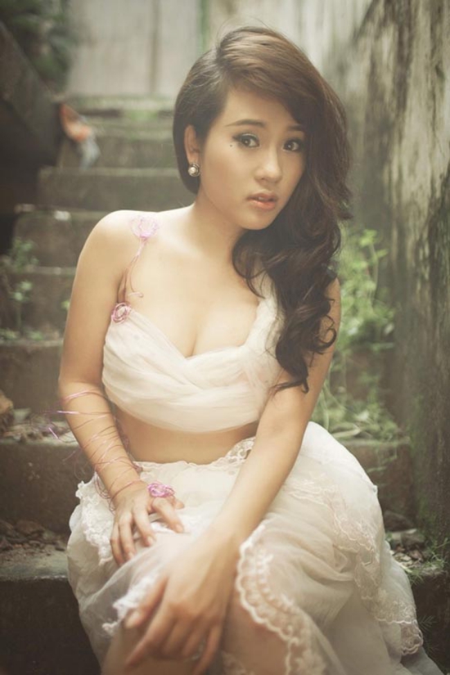 Mãi tới năm 2014 Diễm Hằng mới hé lộ lý do mình biến mất trong suốt một thời gian dài khi lên tiếng trả lời báo chí. Cô chia sẻ trong suốg 3 năm biến mất khỏi showbiz đã trải qua không ít thăng trầm trong cuộc sống từ chuyện bị phá sản, vỡ nợ, phải thuê nhà ở và kiếm tiền trang trải cuộc sống - khó khăn quá lớn khiến cô bé Thu ngày nào trưởng thành, chững chạc hơn.