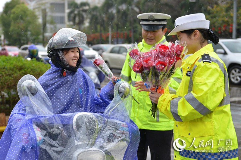 Cảnh sát Trung Quốc chặn xe 50 cô gái để làm điều bất ngờ - 1