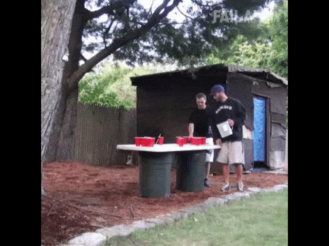 Video Clip Cười - Sấp mặt với trò nghịch ngu của đứa bạn "khốn nạn"