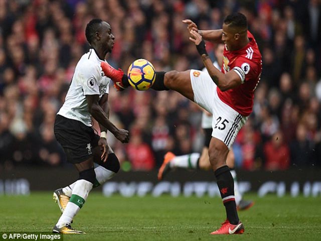 Thua MU ấm ức, Liverpool ”nổi điên” đi kiện đòi 3 penalty, 2 thẻ đỏ