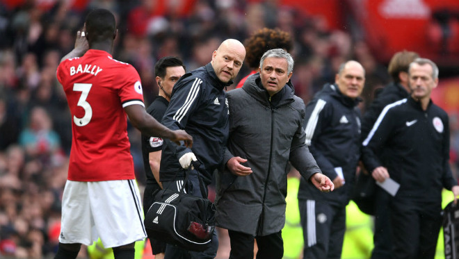 Eric Bailly tội đồ hóa người hùng MU: Mourinho mắng yêu, fan ví với “báo đen” - 1