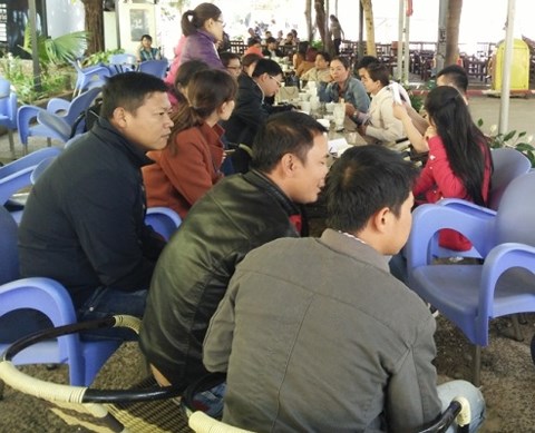 Đắk Lắk: Tạm dừng việc chấm dứt hợp đồng với hơn 500 giáo viên - 1