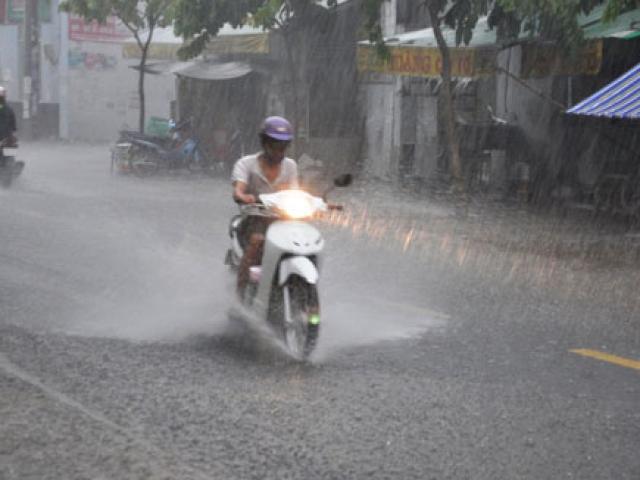 Tin tức trong ngày - Miền Bắc chuyển mưa dông, đề phòng sấm sét và mưa đá