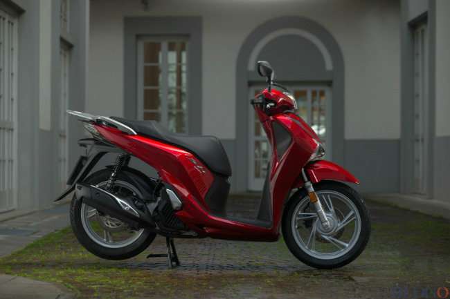 Mặc dù vậy, ngắm nhìn mẫu xe tay ga Honda SH150i đến từ xứ sở rượu vang đỏ vẫn làm say lòng biết bao người, dù rằng phiên bản này không khác với phiên bản nội địa đang giảm giá sốc là bao nhiêu. 2017 Honda SH150i Ý được tuốt lại diện mạo.