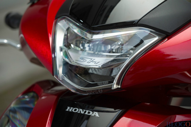 Khác với ở Việt Nam, một nước có thu nhập trung bình, Honda SH150i vẫn là mẫu xe tay ga nằm trong “giấc mơ” của nhiều người thì SH150i hiện đã là một trong những xe tay ga phổ biến nhất ở Châu Âu. Ảnh đèn pha LED của 2017 Honda SH150i.