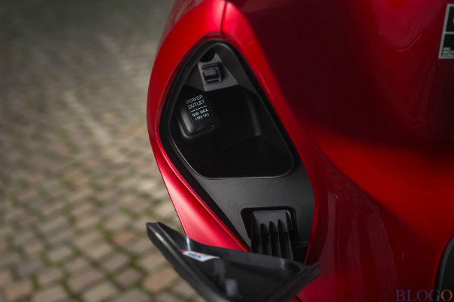 Phiên bản 2017 Honda SH150i đã được làm tươi mới về diện mạo và có đèn pha LED, cộng với sự cải tiến về hiệu suất và đạt được tiêu chuẩn khí thải cao nhất hiện nay là EURO4. Xe cũng có công nghệ chìa khóa thông minh Honda Smart Key và hộc đựng đồ phía trước rộng hơn có chứa ổ sạc DC.