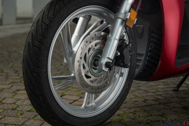 Nhờ công nghệ phun xăng điện tử PGM-FI và công nghệ động cơ eSP, 2017 Honda SH150i sản xuất tại Ý không những cải thiện được hiệu suất mà còn giúp tiết kiệm nhiên liệu hiệu quả hơn. Với bình xăng 7,5 lít, SH150i 2017 có khả năng di chuyển được quãng đường hơn 300 km, cho khả năng tiêu thụ trung bình 43,8 km/l. Ảnh bánh trước xe.