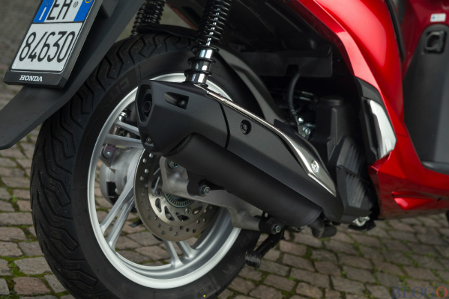 Công suất đầu ra của 2017 Honda SH150i ngoại cũng nhỉnh hơn SH150i nội với chỉ số tương ứng là 10,9 kW tại 8.250 vòng/phút và 10,8 kW tại 7.550 vòng/phút. Ảnh bánh sau xe.