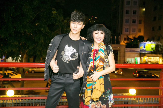 Mẹ tiến sĩ của Nathan Lee tự hào ôm hôn con sau hậu trường - 4