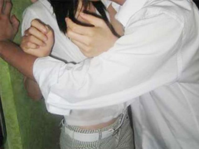 Pháp luật - Mẹ phát hiện con gái 13 tuổi nhiều lần "yêu" nam thanh niên ở nhà trọ