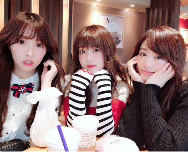 Tháng 2 vừa qua, nhóm nhạc Honey Popcorn gồm ba thành viên nữ đều là diễn viên phim 18+ Nhật Bản được thành lập để tấn công thị trường âm nhạc Hàn. Theo thông tin trên poster, nhóm sẽ tổ chức một buổi họp fan vào ngày 14.3 tại hội trường Yes24 Live Hall (Seoul). Tuy nhiên, mới đây nhóm đã thông báo hủy show debut trên tài khoản cá nhân.

Thông tin này lập tức nhận được sự quan tâm lớn của khán giả và giới truyền thông. Nhiều ý kiến cho rằng, có thể lý do khiến nhóm huỷ buổi showcase quan trọng vì hai tấm hình khoe thân gây tranh cãi của thành viên Mikami mới đăng tải lên mạng xã hội.