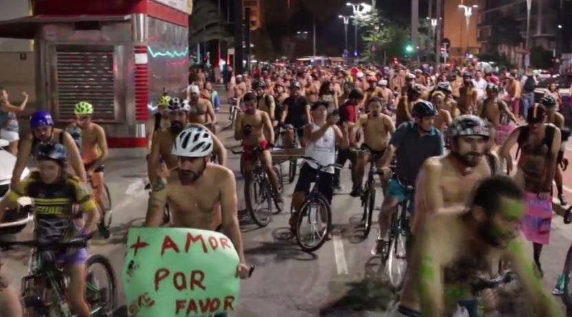 Khỏa thân rầm rập xuống phố biểu tình ở Brazil - 1