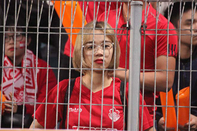 V-League: Fan nữ xinh &#34;tiếp lửa&#34;, SAO U23 Việt Nam lại bị &#34;bao vây&#34; - 6