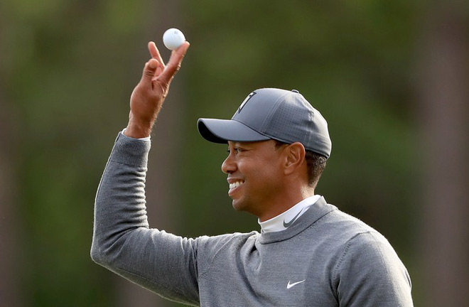 Golf 24/7: Tiger Woods “gây bão”, mỹ nhân khoe vẻ gợi cảm - 1
