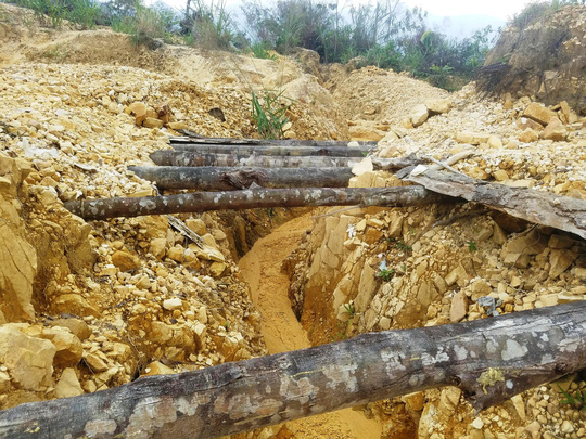 Hai phóng viên bị "quặng tặc" đánh, nhốt, cướp - 1