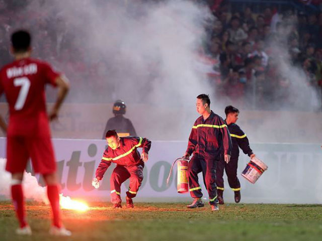 Bóng đá - Vụ CĐV Hải Phòng ném pháo sáng ở Hàng Đẫy: VFF chưa thể ra án
