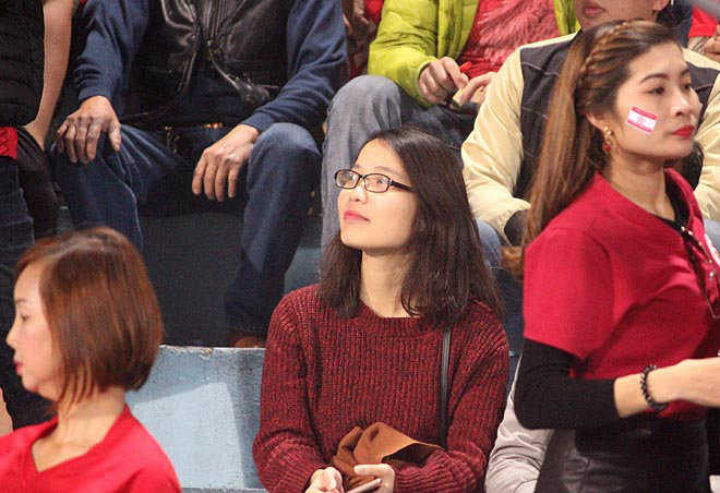 V-League: Fan nữ xinh &#34;tiếp lửa&#34;, SAO U23 Việt Nam lại bị &#34;bao vây&#34; - 9