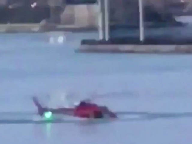 Media - Khoảnh khắc trực thăng rơi xuống sông khiến 2 người chết