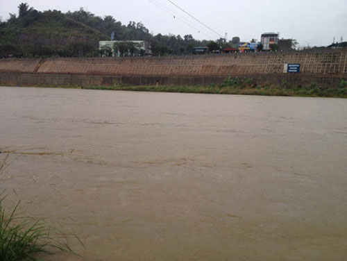 5 người bốc vác thuê chết đuối vì thuyền chết máy ở sông Hồng - 1