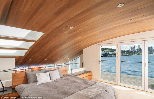 Các kiến trúc sư cho biết nhà thuyền Houseboat H do họ thiết kế thực sự giúp cải thiện môi trường xung quanh. Những khúc gỗ trôi trên sông được sấy khô và chế tạo để sử dụng làm đồ nội thất cho ngôi nhà, bao gồm cả trần cong bằng gỗ trong phòng ngủ.
