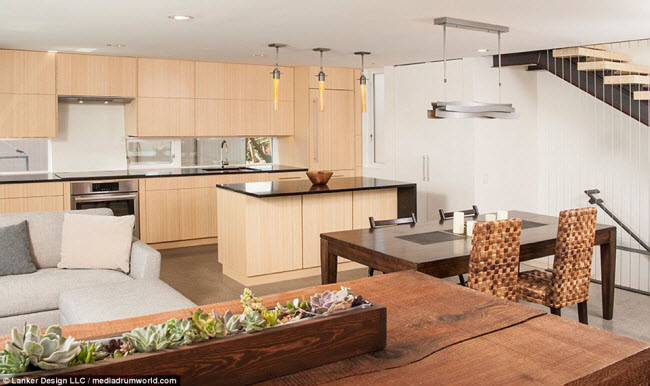 Không gian phòng bếp của nhà thuyền được thiết kế rất hiện đại.